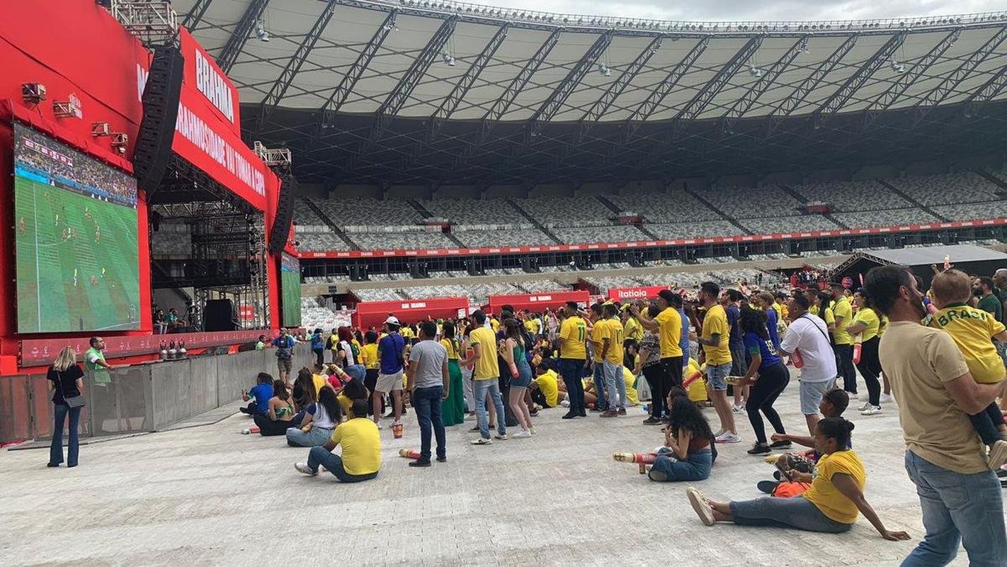 No Mineiro, torcedores assistem ao jogo entre Brasil x Srvia pela Copa do Mundo do Catar