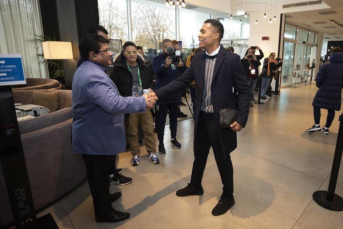 Nesta segunda-feira, os atletas que defendem clubes europeus comearam a se apresentar em Turim. Com isso, a Seleo Brasileira aguarda apenas a chegada de Marquinhos e Neymar 