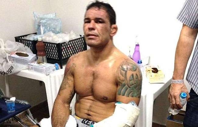 No Instagram, o treinador Luiz D�rea divulgou foto de Minotauro em um hospital de Fortaleza
