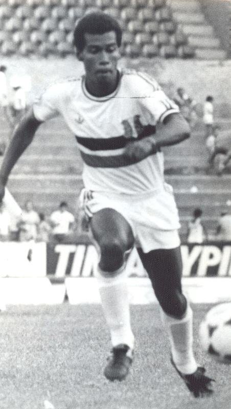 Zé do Carmo veste a camisa do Santa Cruz para a temporada de 1986 da Adidas