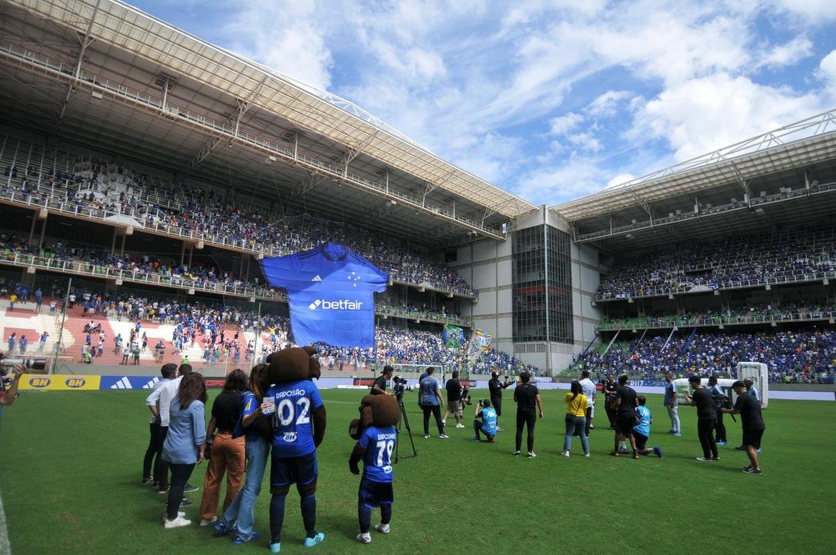 Ronaldo  ovacionado pela torcida do Cruzeiro no Independncia