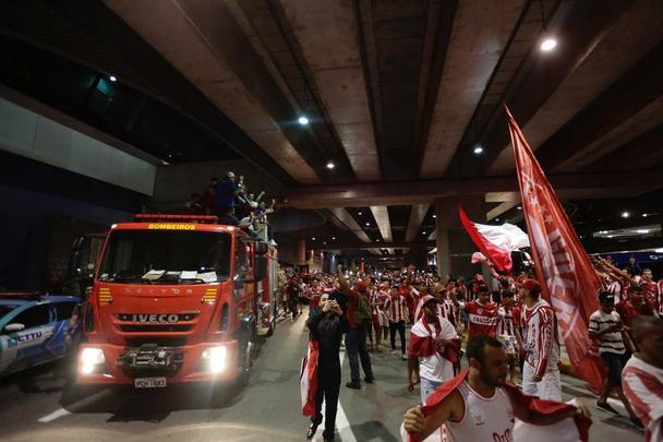 Jogadores, comissão técnica e diretoria do Náutico foram recebidos com festa no desembarque após a conquista do título da Série C do Campeonato Brasileiro, diante do Sampaio Corrêa. A delegação alvirrubra desembarcou em solo pernambucano pouco depois das 23h30 e seguiu em carro aberto para a sede do clube, no bairro dos Aflitos