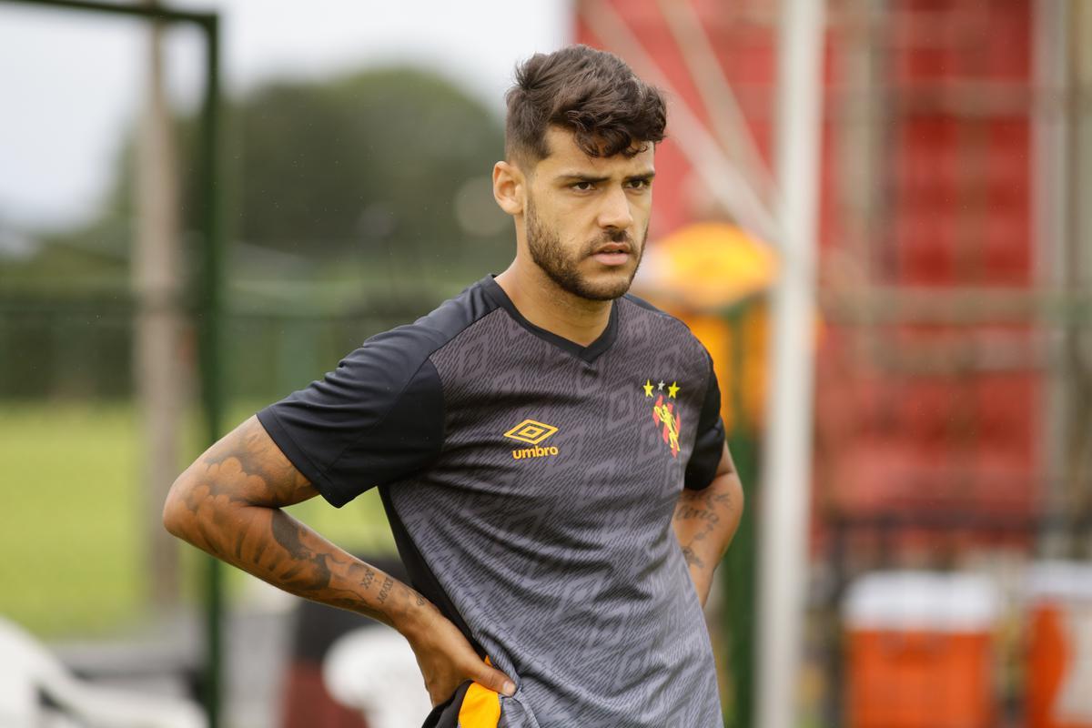 No primeiro trabalho, houve um treinamento tático, que exigia troca de passes e triangulações dos jogadores, com o elenco dividido em grupos de três atletas cada. Em seguida, os jogadores foram divididos em dois grupos no mesmo campo para o trabalho específico por setores de defesa e ataque. De um lado, os zagueiros, laterais e volantes participaram de um treino tático de posicionamento com o auxiliar Daniel Cerqueira. Do outro, os meias e atacantes fizeram um trabalho específico de passe e finalização sob o comando do técnico Daniel Paulista.