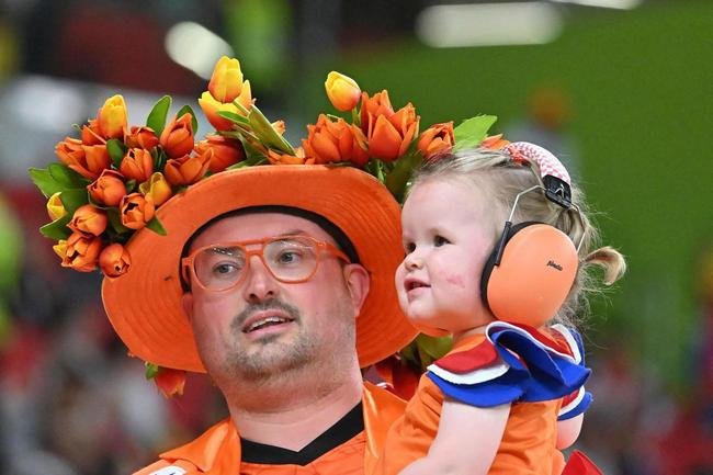Fotos dos torcedores de Senegal e Holanda durante jogo pelo Grupo A da Copa do Mundo.