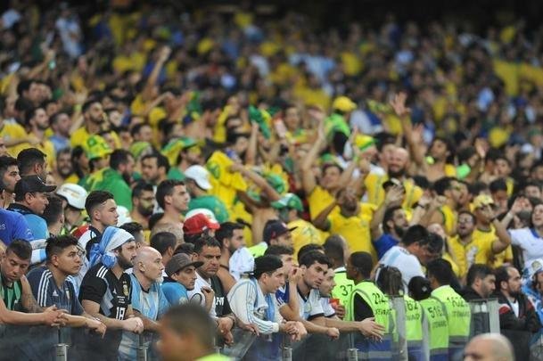 Fotos das torcidas de Brasil e Argentina, no Mineiro, no clssico vlido pela semifinal da Copa Amrica