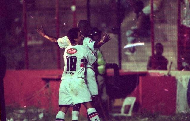 Decisivo e expulso contra o Sport (21/10/2001) - Aps fazer o gol da virada sobre o Sport, Grafite parte para comemorar com a torcida do Santa Cruz. 