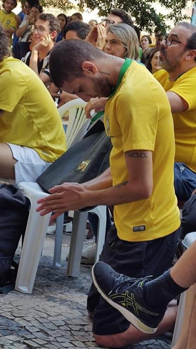 Tristeza da torcida com a elimina��o do Brasil na Copa