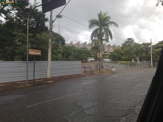 01/03/2011 - Tapumes so colocados na parte externa do Mineiro, indicando incio de obras nesta rea