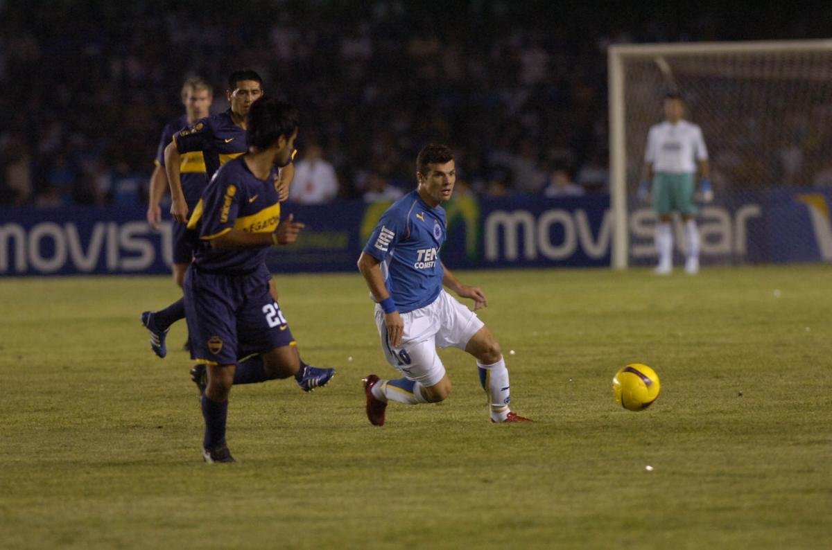 Wagner (29/01/1985) - fez belo gol de voleio na partida de volta contra o Boca Juniors, no Mineiro, onde o Cruzeiro perdeu por 2 a 1 e se despediu nas oitavas de final da Copa Libertadores. Apesar de ter disputado 219 partidas pelo clube e contabilizado 36 gols, ficou negativamente marcado pela atuao apagada na final da Libertadores de 2009, diante do Estudiantes, tambm no Gigante da Pampulha (derrota por 2 a 1). H uma semana, o armador acionou a Justia do Trabalho solicitando resciso contratual com o Vasco em funo do no recolhimento do Fundo de Garantia por Tempo de Servio (FGTS). Em primeira instncia, a Justia aceitou o pedido do jogador, mas o clube cruz-maltino deve recorrer da sentena. Recentemente,  Wagner recebeu proposta do Al-Khor, do Catar.