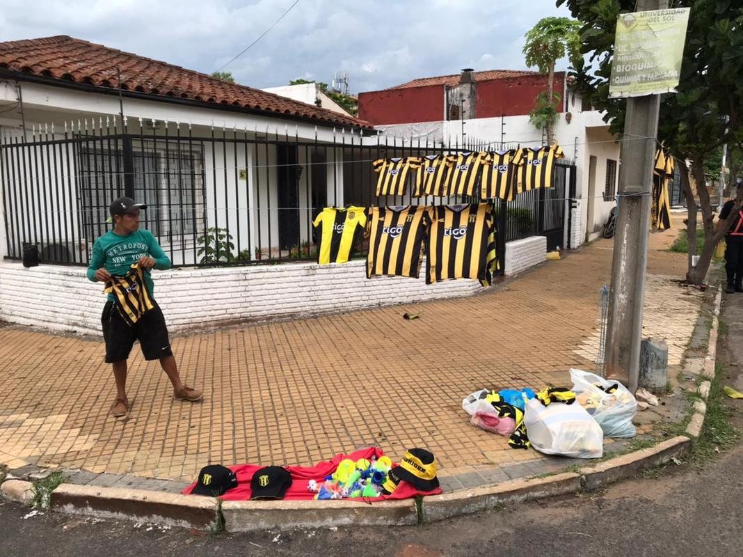 Fotos da torcida do Amrica no estdio Defensores del Chaco, em Assuno, antes da partida contra o Guaran pela segunda fase da Copa Libertadores
