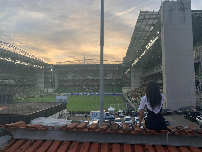Familiares e amigos acompanham final do Mineiro na casa de dona Myrza Guimarães, torcedora do Atlético vizinha do estádio Independência