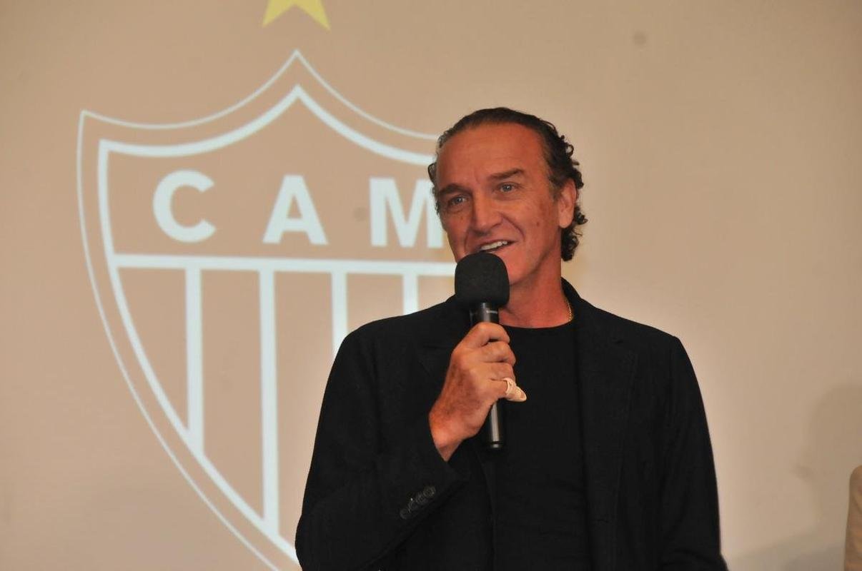 Nesta segunda-feira (6), o diretor de futebol Rodrigo Caetano, o tcnico Cuca e o atacante Hulk, do Atltico, receberam ttulos de cidados honorrios de Belo Horizonte. A iniciativa congratula os alvinegros pelo desempenho esportivo em 2021, com o ttulo do Campeonato Brasileiro.