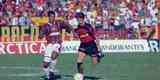 Marcado por Lima, do Fluminense, atacante Luiz Mller veste a camisa do Sport feita pela Rhummel em 1996, no Brasileiro. 