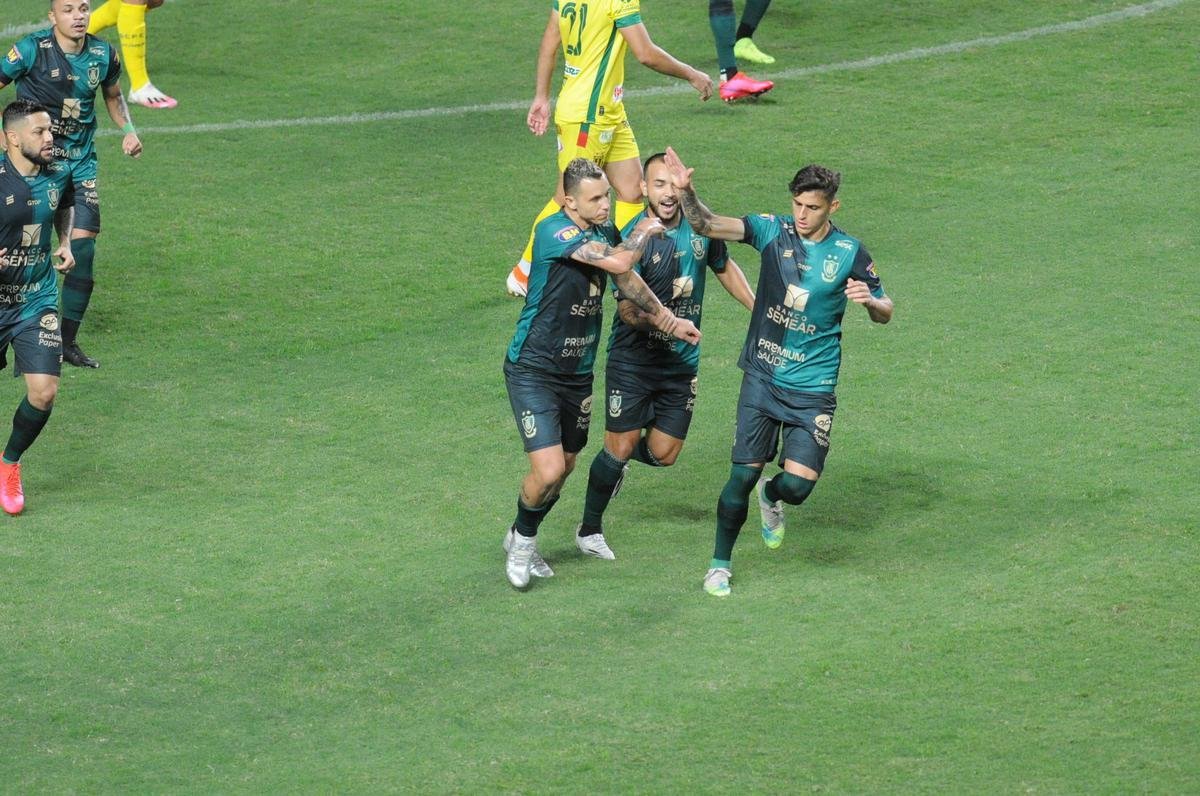 Fotos do jogo entre Amrica e Sampaio Corra, no Independncia, em Belo Horizonte, pela 27 rodada da Srie B do Campeonato Brasileiro