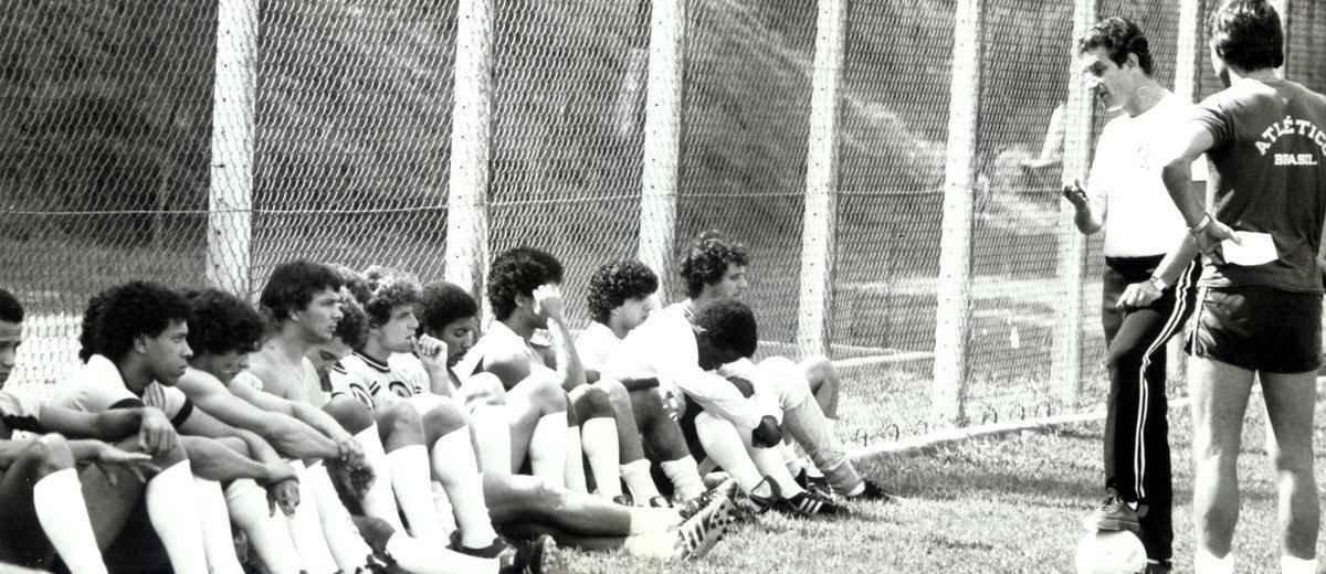 Carlos Alberto Silva  conversa com o grupo de jogadores do Atltico, em 1981