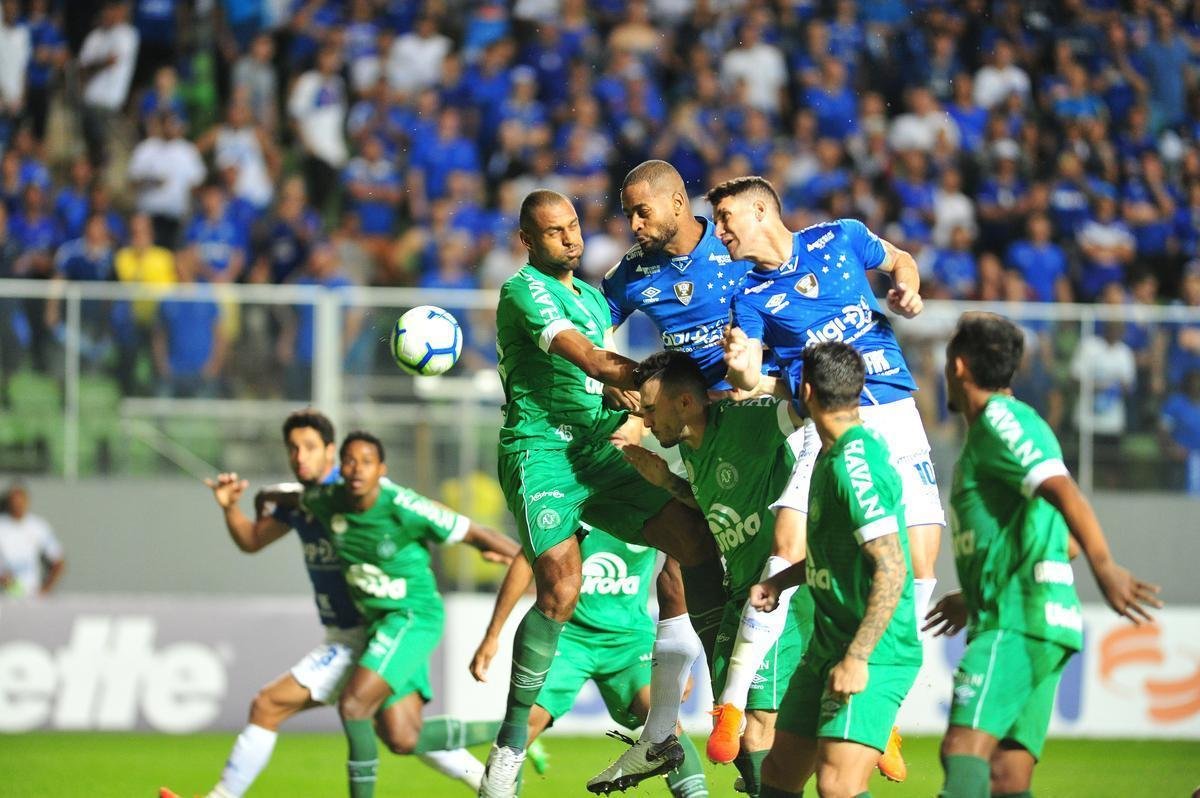 Com apoio da torcida, Cruzeiro recebeu a Chapecoense no Independncia 