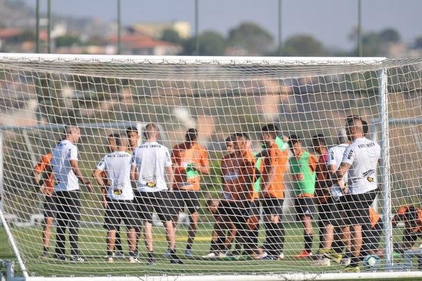 Tarde na Cidade do Galo teve entrevista de Di Santo, pronunciamento de Rui Costa e treino