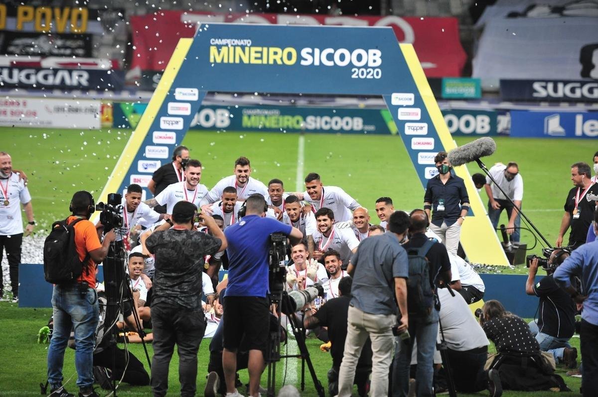 Atltico ergue a taa de campeo mineiro de 2020; na comemorao, tcnico Jorge Sampaoli  carregado pelos jogadores no Mineiro