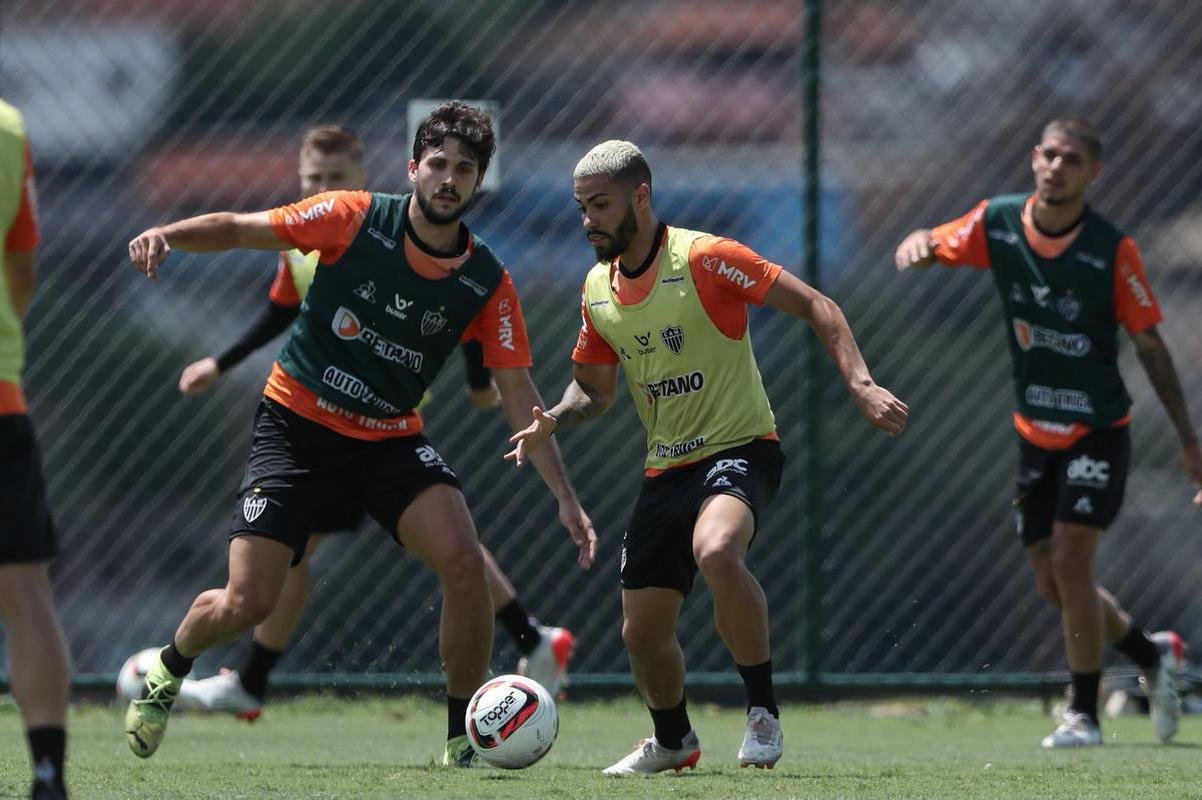 Com seriedade, mas tambm descontrao, o Atltico treinou sob sol forte na manh desta sexta-feira (21), na Cidade do Galo, em Vespasiano. Este foi o quinto dia de pr-temporada para o clube mineiro em 2022, sob o comando do tcnico argentino Antonio 'El Turco' Mohamed. Novas baixas, o volante Allan e o atacante Keno testaram positivo para COVID-19 e no participaram das atividades (ambos cumprem perodo de sete dias de isolamento social).