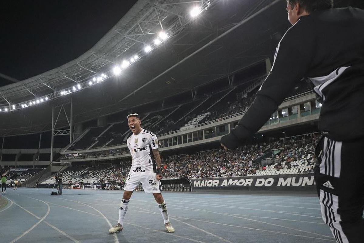 Matas Zaracho - Matas Zaracho chegou ao Atltico em 2020. Ele teve 50% dos direitos econmicos adquiridos por 6 milhes de dlares (R$ 33,78 milhes na cotao atual). O restante segue com o Racing, seu ex-clube. O meio-campista  um dos principais jogadores do Atltico. Ele soma 114 jogos, com 16 gols e nove assistncias pelo clube.