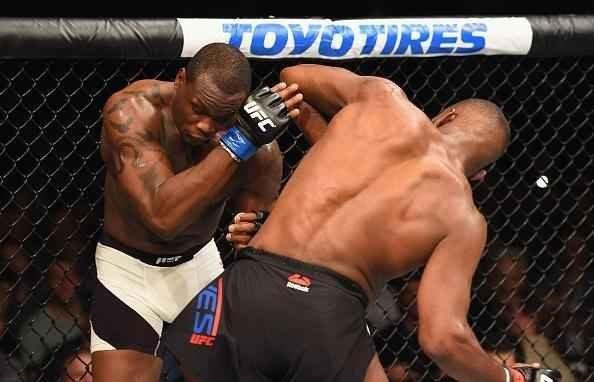 Jon Jones volta ao octógono do UFC e conquista cinturão interino