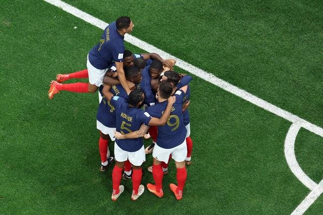 Fotos do gol de Theo Hernndez para a Frana na semifinal contra o Marrocos