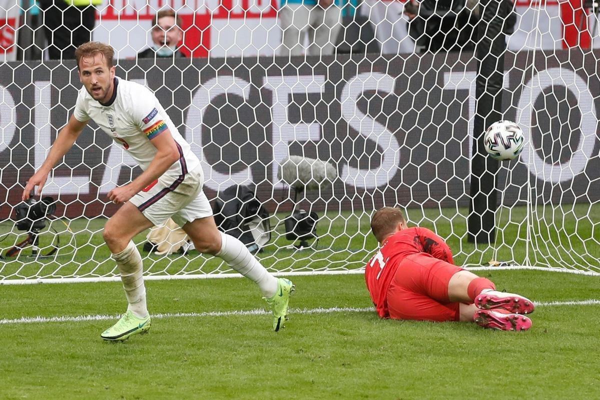 Fotos do gol de Harry Kane, da Inglaterra, sobre a Alemanha, em Wembley. Ingleses venceram por 2 a 0 e avanaram s quartas de final da Eurocopa