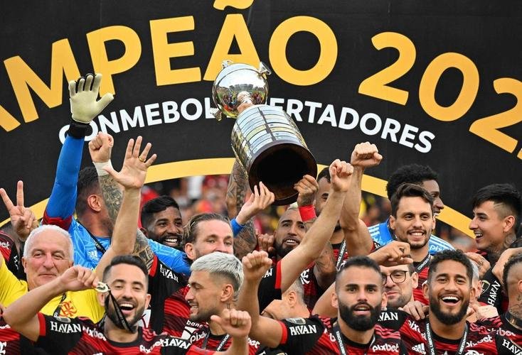 Flamengo ergue a taa de tricampeo da Copa Libertadores. Na final, venceu o Athletico por 1 a 0, em Guayaquil, com gol de Gabigol