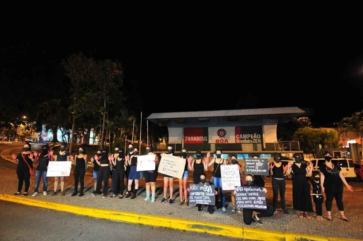 Grupo de mulheres fez protesto no Centro de Varginha contra a chegada de goleiro Bruno ao Boa Esporte