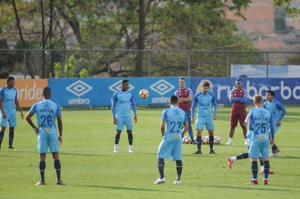 Mano Menezes voltou a fechar treino na Toca da Raposa II e permitiu imagens apenas do aquecimento. O certo  que o treinador voltar a contar com o Cruzeiro ideal diante do Boca Juniors, na quinta-feira, no Mineiro. Todos os atletas esto  disposio para duelo de volta das quartas de final da Libertadores