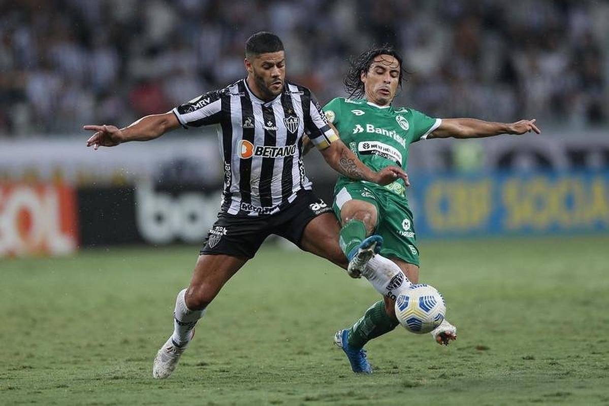 Hulk marcou os dois gols da vitria do Galo por 2 a 0: um de pnalti e outro em lindo chute no ngulo