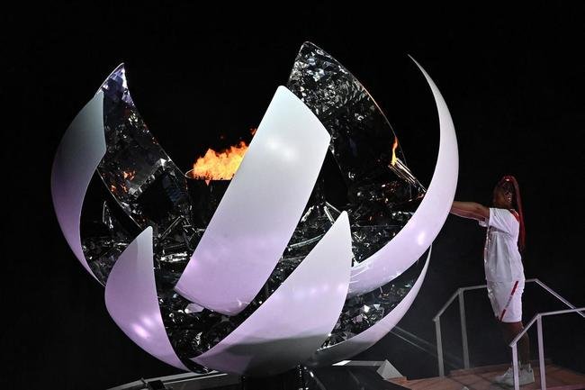 Acendimento da pira olmpica na cerimnia de abertura dos Jogos de Tquio