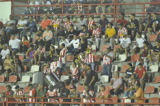 Torcidas de Villa Nova e Amrica no Estdio Castor Cifuentes, em Nova Lima, em duelo pelo Campeonato Mineiro