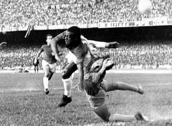 Mussula teve sua primeira passagem pelo Atltico em 1958. Depois, voltou ao clube e jogou entre 1968 e 1973. Nesse segundo perodo, foi campeo mineiro em 1970, brasileiro em 71 e da Taa BH, em 1972. Na foto, o goleiro disputa bola com Dirceu Lopes, do Cruzeiro, em clssico disputado em 1969