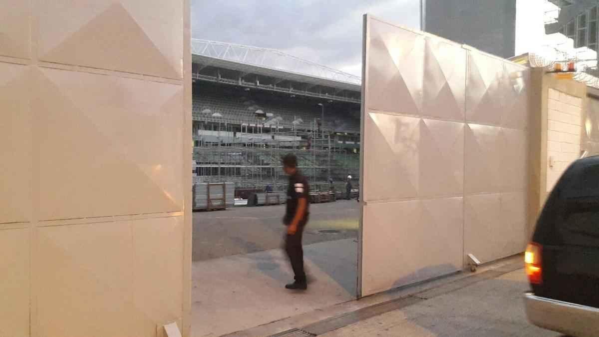 Arquibancada mvel est sendo erguida ao lado dos vestirios do Independncia