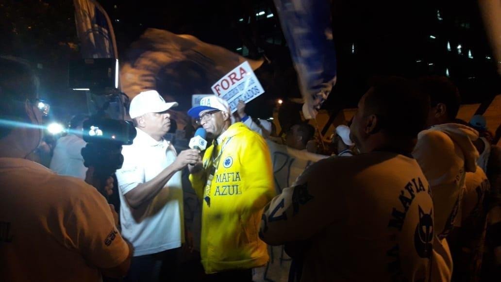 Integrantes da torcida Mfia Azul protestaram na noite desta segunda-feira durante a eleio para o Conselho Fiscal do Cruzeiro. Alm de cnticos exigindo transparncia no clube, os torcedores jogaram pipoca na porta da sede social do Barro Preto e se referiram aos conselheiros como 'omissos'. A insatisfao dos cruzeirenses se d pelas suspeitas de crimes cometidos por integrantes da diretoria. Tanto a Polcia Civil quanto o Ministrio Pblico apuram as possveis irregularidades em transaes de jogadores, contratos de prestao de servio e aumentos substanciais de salrios.