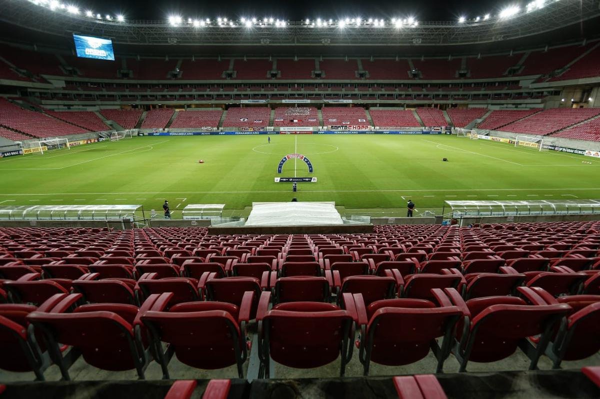 A semana teve polêmica quanto ao local da partida, mas o jogo acabou mantido para acontecer na Arena de Pernambuco. Delegações chegaram ao estádio cumprindo as medidas de segurança sanitária contra a Covid-19. Tricolor fez campanha de marketing com bonecos representando a torcida.