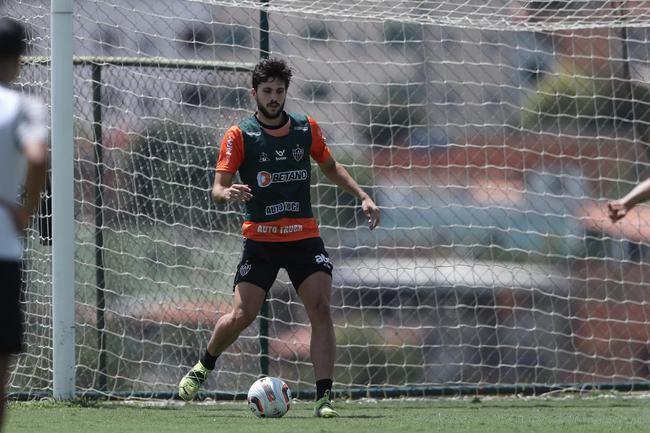 Com seriedade, mas tambm descontrao, o Atltico treinou sob sol forte na manh desta sexta-feira (21), na Cidade do Galo, em Vespasiano. Este foi o quinto dia de pr-temporada para o clube mineiro em 2022, sob o comando do tcnico argentino Antonio 'El Turco' Mohamed. Novas baixas, o volante Allan e o atacante Keno testaram positivo para COVID-19 e no participaram das atividades (ambos cumprem perodo de sete dias de isolamento social).