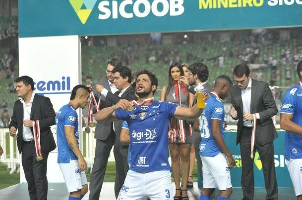 Entrega de medalhas e erguimento da taa: veja a festa do Cruzeiro com o bi do Mineiro