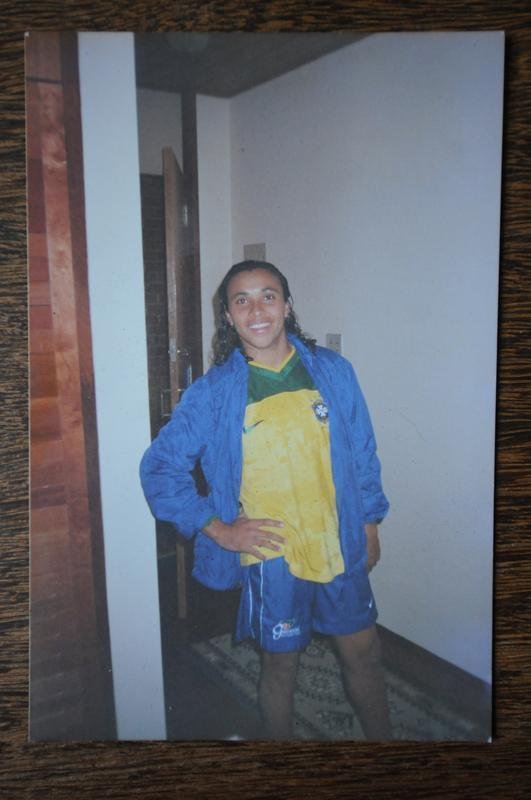 Fotos da passagem da craque Marta pelo Santa Cruz, time amador de Belo Horizonte