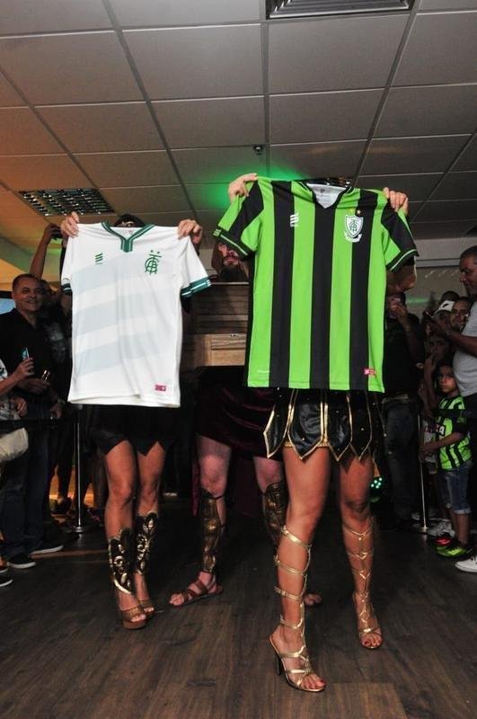 Coleção de uniformes do América da temporada 2019. Clube adotou marca própria, a Sparta. Por isso, desfile na loja do clube, no shopping Boulevard, em BH, foi ao estilo espartano