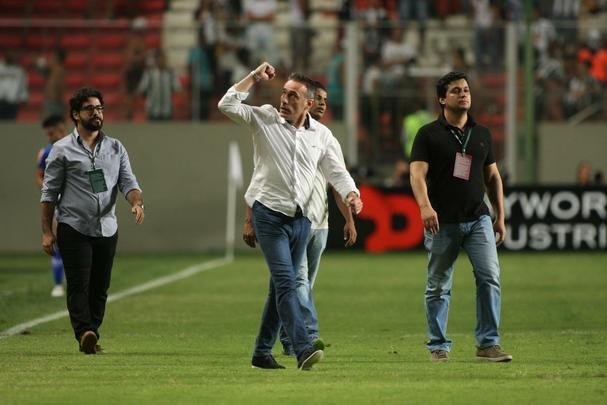 Zagueiro Bruno Rodrigo comemora gol da vitria sobre o Atltico no Horto