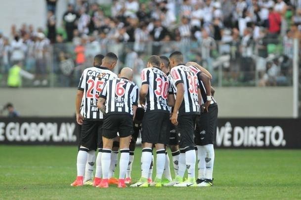 Ainda no primeiro tempo, o Atltico virou, com gols de Cazares, de falta, e Fred: 2 a 1