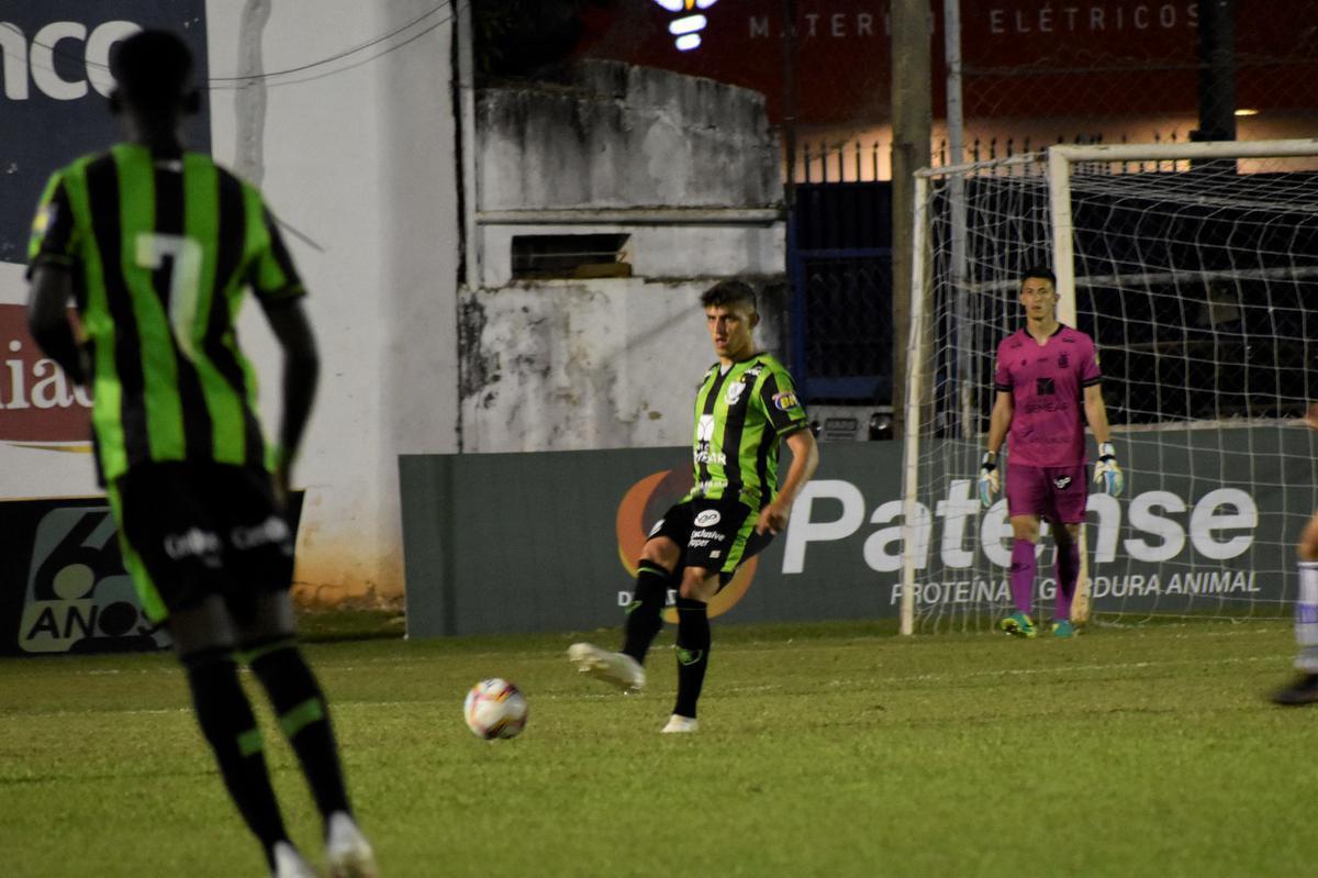 Com gols de Diego Ferreira, Rickson e Vito, Amrica venceu a URT por 3 a 0, nesta quarta-feira, em Patos de Minas, e terminou primeira fase do Mineiro em segundo lugar. Adversrio na semifinal ser o Atltico.
