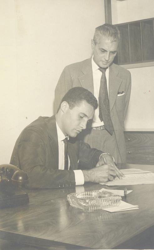 Procpio teve duas passagens pelo Atltico como jogador: de 1962 a 1963 e ainda em 1966. Nessa foto, de  28/04/1962, ele assina contrato ao lado do presidente Edgard Neves.