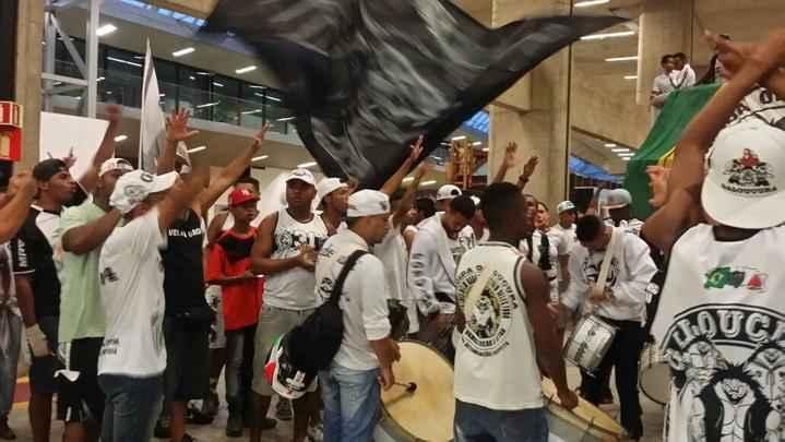 Jogadores retornaram a Minas Gerais e foram recepcionados por torcedores no Aeroporto de Confins