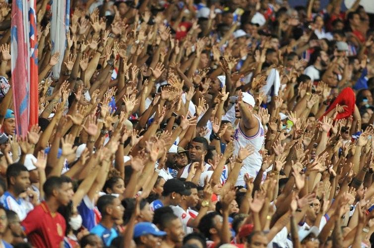 Torcida do Bahia vibra com gols; tcnico Cuca fica cabisbaixo