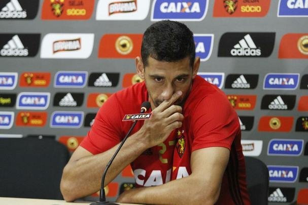 Em julho de 2017, aps oferta do Palmeiras, Diego Souza se ausentou por quatro dias no Sport. Chateado com a conduo da diretoria rubro-negra, dias depois, convocou uma entrevista em que fez um desabafo: 'No me senti protegido aqui dentro do clube em momento de dificuldade em funo do meu problema. Todos ns temos esse tipo de problema'