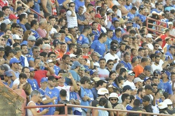 Torcidas de Cruzeiro e Guarani lotaram estdio Fario e casas do entorno, em Divinpolis, para assistir ao duelo de abertura do Campeonato Mineiro 2019