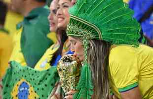 Fotos das torcidas de Brasil e Crocia no Estdio da Educao, em Al-Rayyan, no Catar, em duelo pelas quartas de final da Copa do Mundo